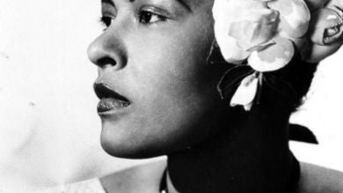 Con tan 10 años de edad, Billie Holiday fue violada, pero los tribunales la consideraron prostituta y desestimaron el caso.