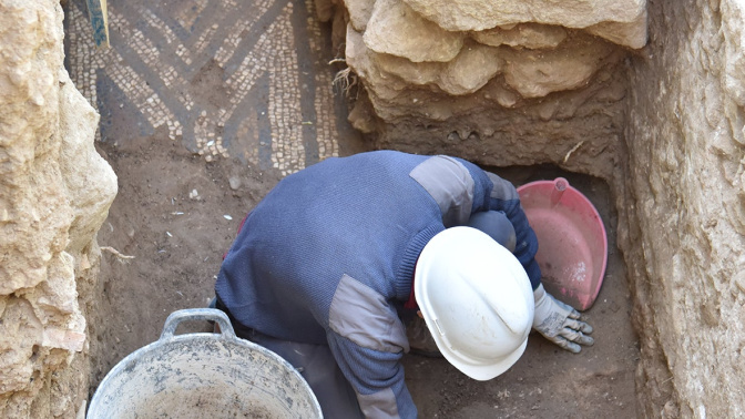 Excavador en la Mezquita de Córdoba