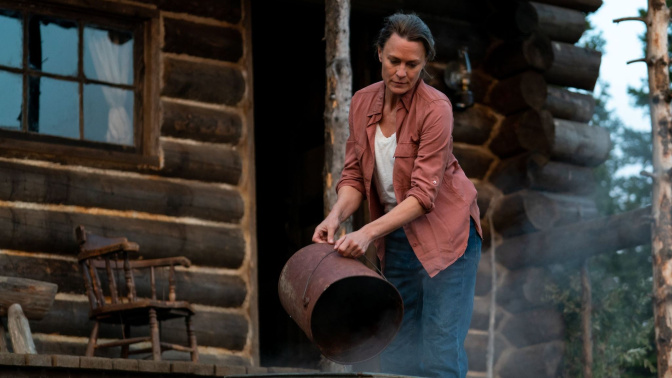 Robin Wright llena de agua caliente una bañera de latón en la película "En un lugar salvaje"