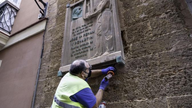 Retirada de la placa de José María Pemán en Cádiz