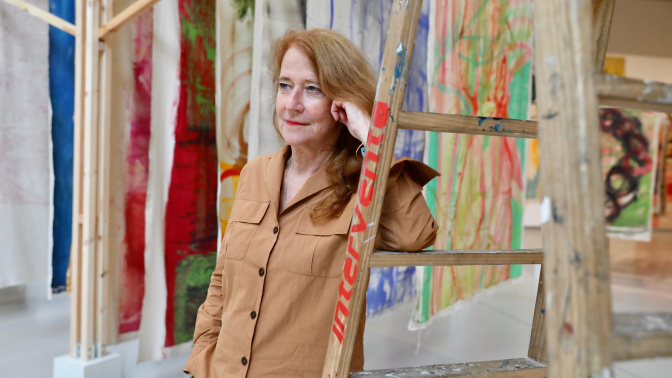 La pintora Vivian Suter junto a las obras que expone en el Palacio de Velázquez, en el parque del Retiro.￼