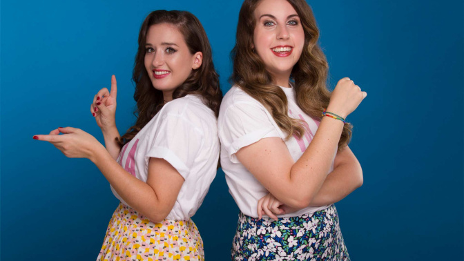 Carolina Iglesias y Victoria Martín presentan el exitoso podcast "Estirando el chicle"