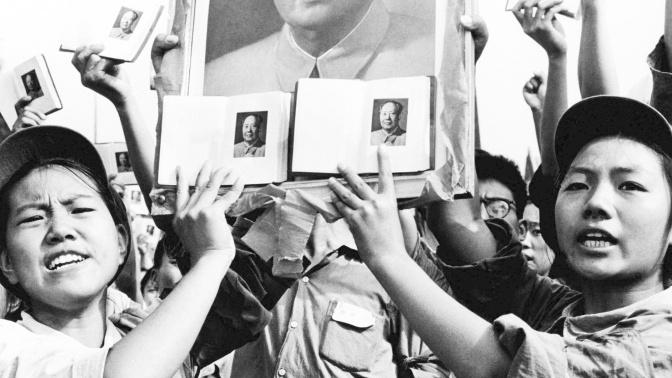 Mao no solo fue líder del Partido Comunista Chino, sino que se convirtió en un personaje de culto, como se ve en esta foto de 1966 donde os chinos muestran el carné de miembro del partido