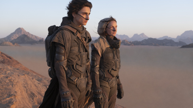 Timothée Chalamet (izq.) y Rebecca Ferguson en la nueva versión de "Dune", de Denis Villeneuve, (Chia Bella James/Warner Bros. Entertainment via AP)