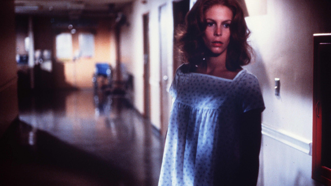 Una joven Jamie Lee Curtis Laurie dando vida a la Laurie Strode de Carpenter