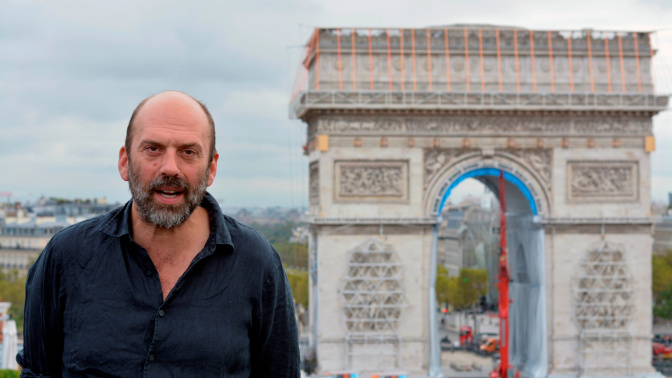 El sobrino del artista Christo, Vladimir Yavachev junto al Arco del Triunfo de París durante las obras del proyecto "L'Arc de Triomphe empaqueté