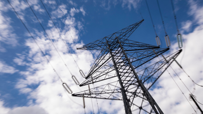 Imagen de torre eléctrica y tendido eléctrico.