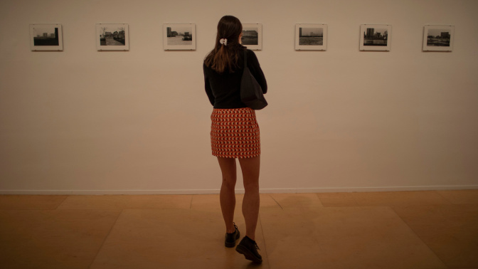 Una visitante del Reina Sofía frente a las imágenes del fotógrafo