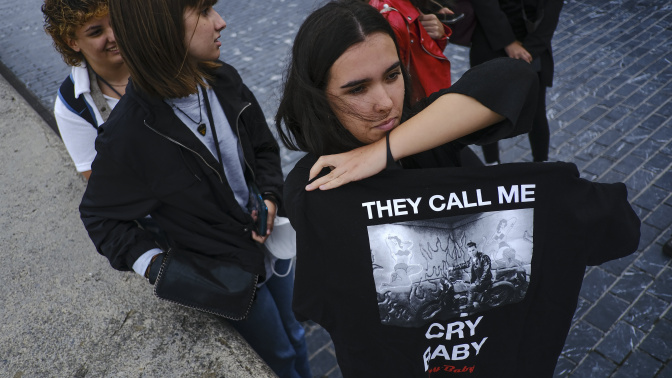 Una fan de Johnny Depp en las afueras del Kursaal, donde recibió el Premio Donostia - AP Photo/Alvaro Barrientos