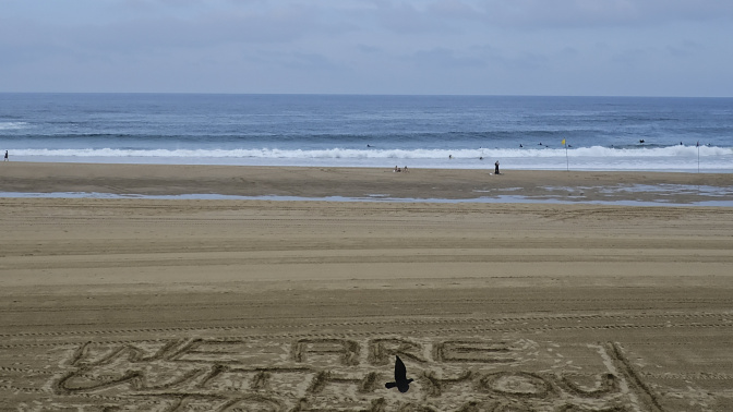 En la playa de la Concha se podía leer esta mañana un mensaje meridiano de los fans del actor: "We are with you, Johnny" ("Estamos contigo, Johnny" - AP Photo/Alvaro Barrientos