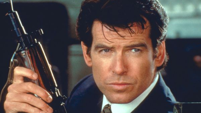 Pierce Brosnan dando vida a James Bond