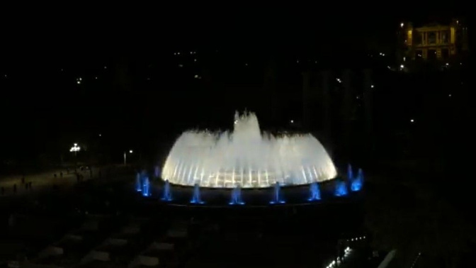 Imagen de la fuente Mágica de Montjuïc de Barcelona con los colores de la bandera de El Salvador