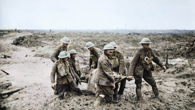 Soldados portando una camilla en Passchendaele