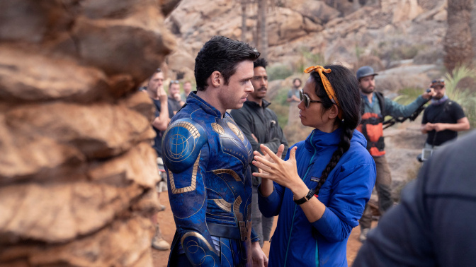 Richard Madden (izquierda) y Chloé Zhao, durante el rodaje de "Eternals". ©Marvel Studios 2021. All Rights Reserved.