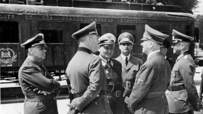 Desde la izda., Joachim von Ribbentrop, Wilhelm Keitel, Hermann Göring, Rudolf Hess, Adolf Hitler y Walther von Brauchitsch delante del llamado "vagón de Compiègne", antes de ser dinamitado