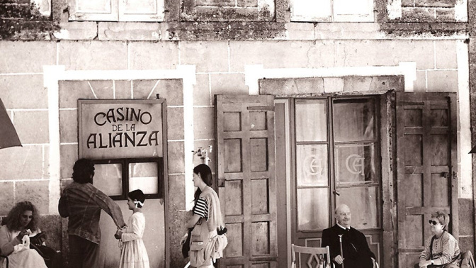 Fernando Fernán Gómez, a la derecha, durante el rodaje de "La lengua de las mariposas"