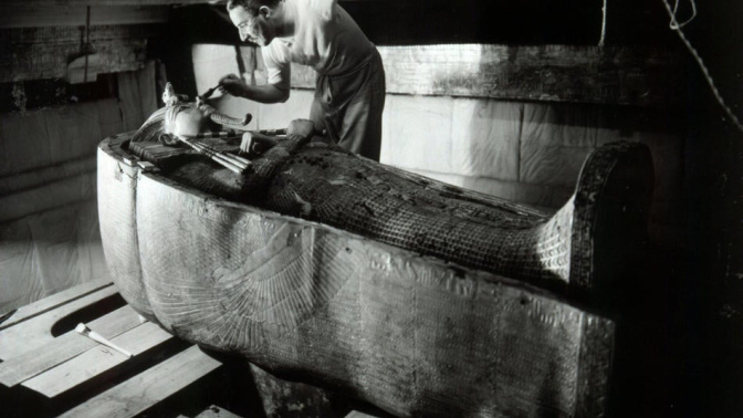 Howard Carter sacudiendo el polvo de la momia del Rey Tutankamón. NBC PHOTO:  Harry Burton