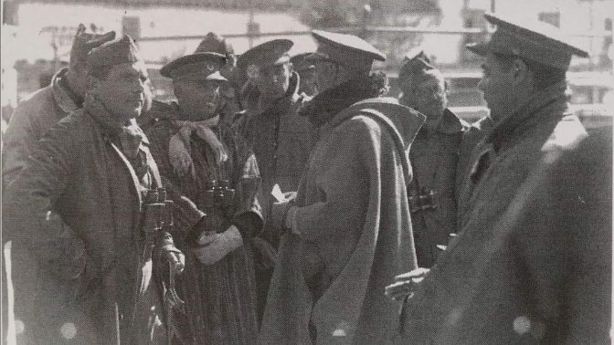 Varela (segundo por la izquierda), con Castejón y Barrón en Escalona, días después de la liberación del Alcázar de Toledo