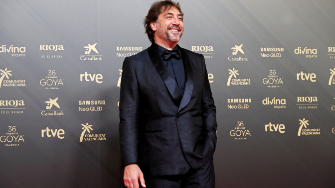 VALENCIA, 12/02/2022.-  El actor Javier Bardem posa en la alfombra roja a su llegada a la gala de la 36 edición de los Premios Goya que tiene lugar este sábado en el Palau de les Arts de Valencia. EFE/Biel Aliño