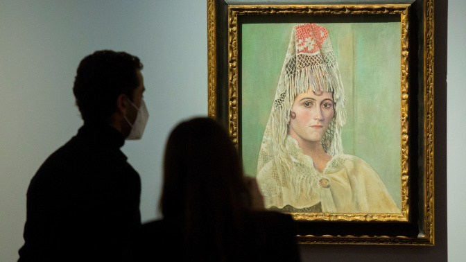 Unas personas observan "Olga Khokhlova con matilla" pintada por Picasso en óleo sobre lienzo en 1917 y que forma parte de la nueva exposición " Cara a cara. Picasso y los maestros antiguos". EFE/Álvaro Cabrera