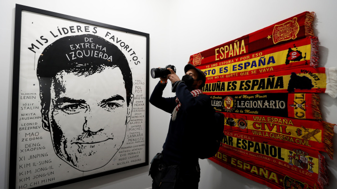 «Esto es España» (2016) reúne siete bufandas habituales en los campos de fútbol nacionales. A la izquierda, la pieza dedicada a Sánchez