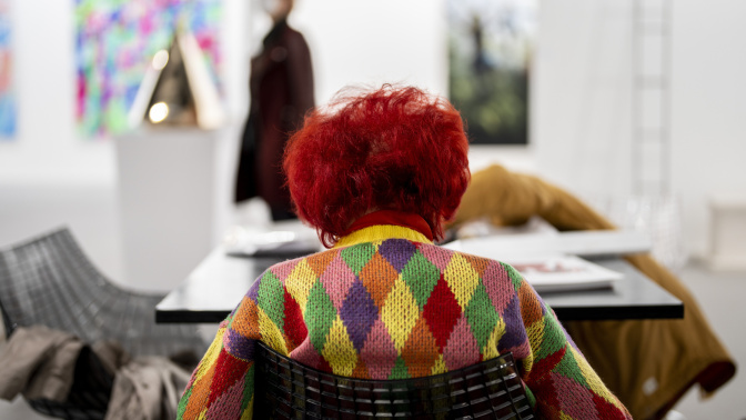 La veterana Juana de Aizpuru, de espaldas, en el espacio de su galería en la feria