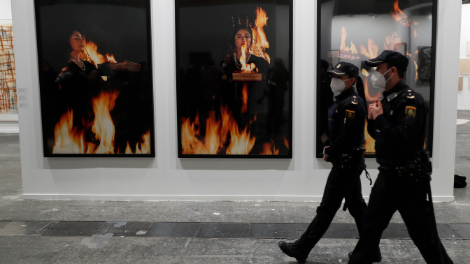 Dos policías patrullan por el pabellón 7 de la feria de arte contemporáneo