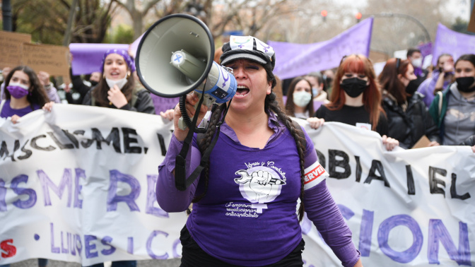 Una mujer con un megáfono en una manifestación estudiantil feminista por el 8M, Día Internacional de la Mujer, a 8 de marzo de 2022, en Valencia, Comunidad Valenciana (España). El acto, organizado por el Sindicato de Estudiantes y Libres y Combativas, tiene como objetivo conmemorar el 8 de marzo, Día Internacional de la Mujer, declarado así por las Naciones Unidas en 1975. Un día utilizado a nivel internacional para dar voz y visibilidad a las mujeres y cuya fecha fue elegida para conmemorar la muerte de 146 mujeres trabajadoras, en un incendio en una fábrica textil de Nueva York en 1857.
08 MARZO 2022;8M;VIOLENCIA;MUJER;FEMINISMO;DIA DE LA MUJER;FEMINISTA;IGUALDAD;GÉNERO
Jorge Gil / Europa Press
08/03/2022