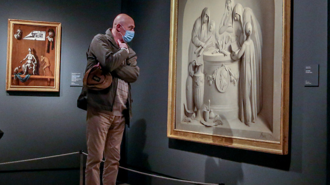 Visitantes contemplan la obras que forman parte de la exposición “Hiperreal. El arte del trampantojo”, en la sala de exposiciones temporales del Museo Nacional Thyssen-Bornemisza