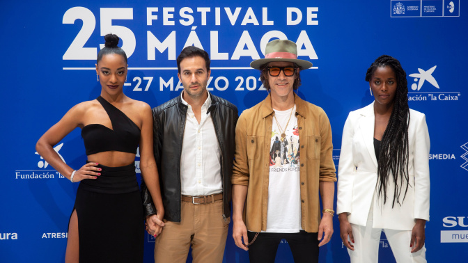 El director de "La piel en llamas", David Martín-Porras (segundo desde la izquierda), posa junto a los actores Ella Kweku (a su derecha), Óscar Jaenada (con sombrero) y Lidia Nené. EFE/Daniel Pérez