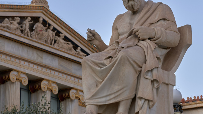 La estatua de Platón, del escultor griego Leonidas Drosis (1836-1882) en los jardines de la Academia de Atenas