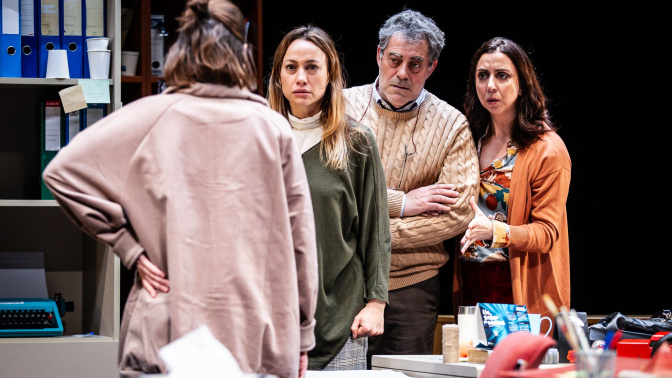 De frente, Natalia Verbeke, Carmen Ruiz y Carlos Blancos, en "Tercer cuerpo"