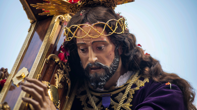 La imagen de Nuestro Padre Jesús Nazareno "El Abuelo", durante su procesión esta mañana en Jaén. EFE/ José Manuel Pedrosa