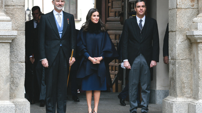 El Rey Felipe, la Reina Letizia y el presidente del Gobierno, Pedro Sánchez, llegan a la entrega del Premio de Literatura en Lengua Castellana "Miguel de Cervantes" 2021 celebrado en el Paraninfo de la Universidad de Alcalá de Henares