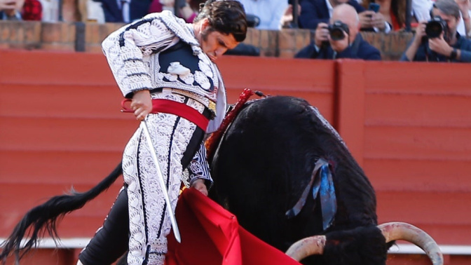 El diestro Morante de la Puebla durante la cuarta corrida de abono de la Feria de Abril de Sevilla en la plaza de la Real Maestranza.