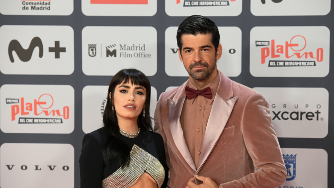 Los presentadores Lali y Miguel Angel Muñoz posan a su llegada a la ceremonia de entrega de los Premios Platino, este domingo en el recinto IFEMA de Madrid.