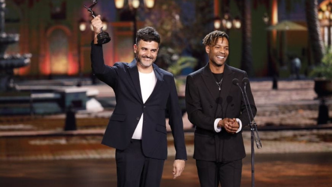 Juan Pablo Félix recogiendo el Platino a Mejor Ópera Prima por la cinta "Karnawal"