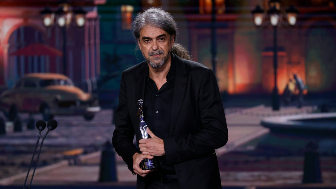 Fernando León de Aranoa recibiendo el premio al Mejor Director por "El buen patrón"