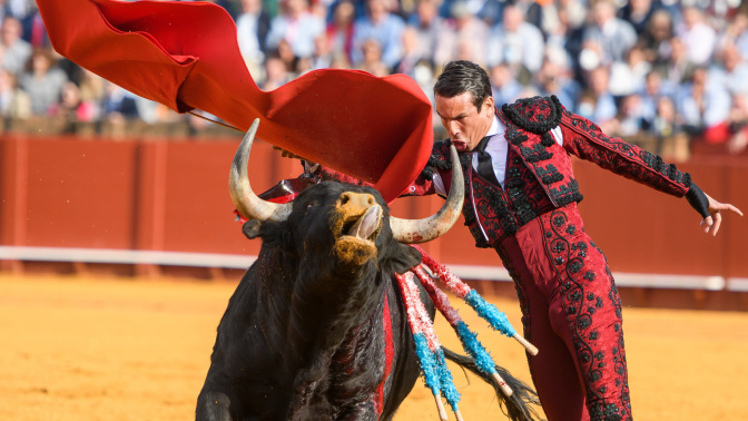 SEVILLA, 04/05/2022.- El diestro José María Manzanares con su primer toro de la tarde, este miércoles en la Plaza de La Maestranza de Sevilla. EFE/ Raúl Caro