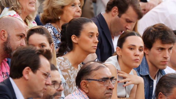 MADRID, 12/05/2022.- La hija de la infanta Elena, Victoria Federica, durante la corrida de la Feria San Isidro celebrada este jueves en la plaza de toros de Las Ventas, en Madrid. EFE/Javier Lizón