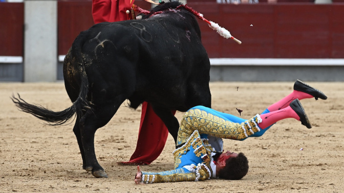 GRAF4106. MADRID, 15/05/2022.- El diestro Ginés Marín sufre un revolcón con su primero de la tarde durante la corrida de la Feria de San Isidro hoy en la plaza de Lasa Ventas, en Madrid. EFE/Fernando Villar