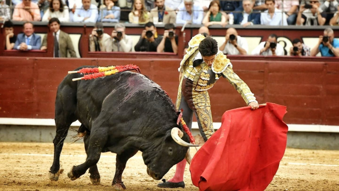 El diestro Álvaro Lorenzo con su segundo de la tarde durante la corrida de la Feria de San Isidro hoy en la plaza de toros de Las Ventas