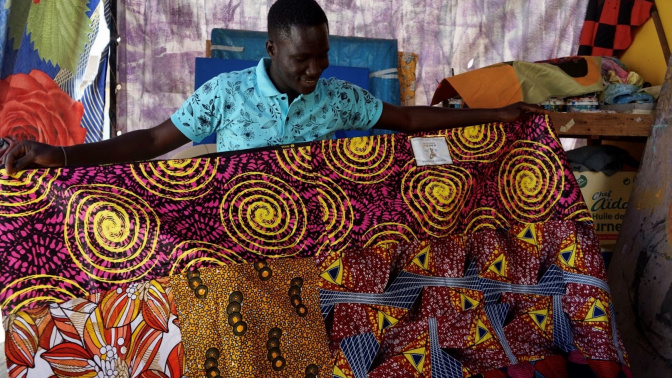 Khadim Bamba muestra una de sus obras en Dakar, Senegal.