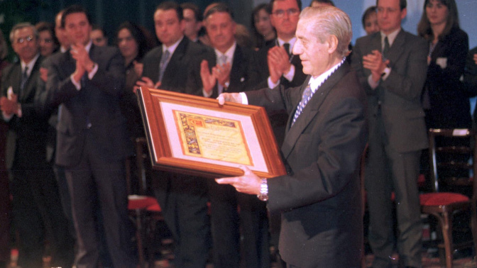 HUELVA. 21/01/00 - El torero Miguel Baez Espun i"Litri",muestra el nombramiento de Hijo adoptivo de la ciudad de Huelva,el acto tubo lugar en la Casa Colon de la capital,al fondo de la imagen,la corporacion municipal.EFE / MIGUEL VAZQUEZ