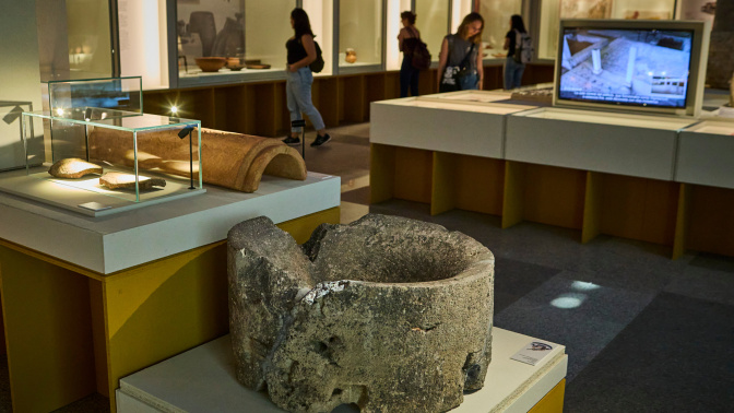 Visitantes en la exposición “Tempvs Romae Madrid” en el museo arqueológico regional en Alcalá de Henares.
La muestra se estructura en cinco áreas expositivas y un epílogo que trazan un recorrido cronológico y temático por los aspectos más relevantes dentro del estudio de la romanización del centro peninsular.