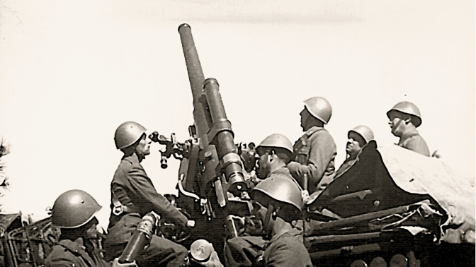 Batería antiaérea italiana en Son Sant Joan en 1938. Todo el material lo descargaban de noche ante la pasividad de los observadores internacionales.