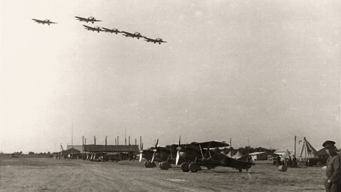 Bombarderos Savoia Marchetti 81 en vuelo en la base de Son Sant Joan, en 1938.