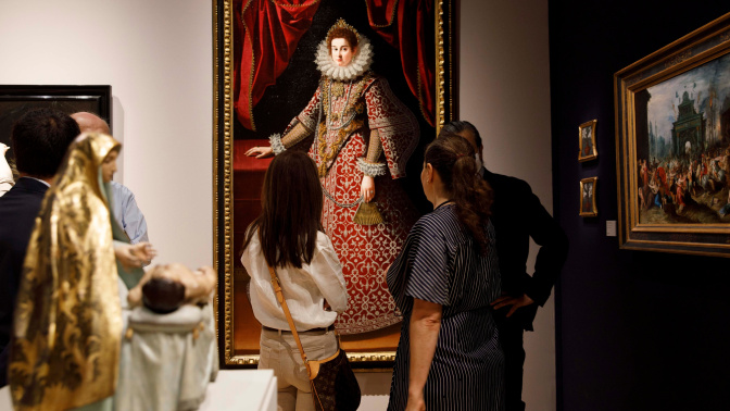 Visitantes contemplan el "Retrato de dama" de Rodrigo de Villandrando