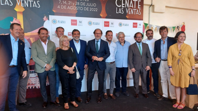 El viceconsejero de Medio Ambiente y Agricultura de la Comunidad de Madrid, Mariano González, en el centro, junto a chef y organizadores del evento 'Cénate Las Ventas'.
COMUNIDAD DE MADRID,
05/07/2022