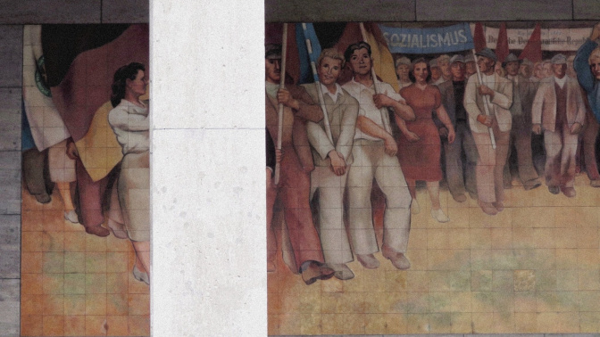 En el exterior del edificio Detlev Rohwedder se encuentra el gran mural titulado "Construyendo la República" realizado en porcelana de Meissen por el artista Max Lingner.